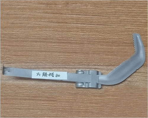 屋面瓦防風(fēng)扣-萬用抗風(fēng)搭扣 萬用抗風(fēng)搭扣適用于各種瓦型,規(guī)格及型號(hào).應(yīng)用靈活,安裝簡便,固定效果優(yōu)異.