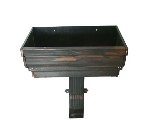 300型彩鋁落水系統(tǒng) 6K型彩鋁落水系統(tǒng)有高低屋面的屋檐上安裝檐溝時,需增加側(cè)墻泛水板,防止墻被污染.